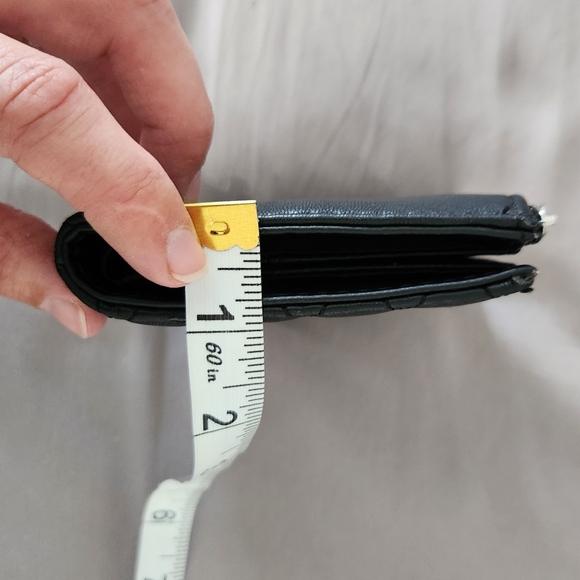 NWOT Guess Wallet - Picture 6 of 6